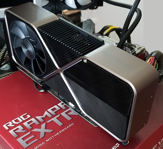 Ohromná grafická karta RTX 3090 v systému bez napájení