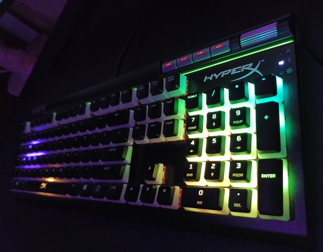 HyperX Alloy Elite 2 – červené spínače a oslnivé podsvícení 