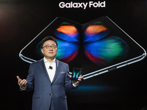 Samsung vylepšil skládací Galaxy Fold, v prodeji bude v září