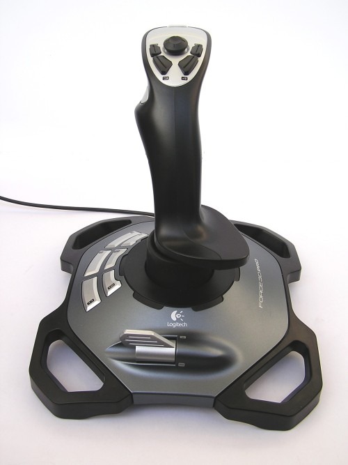 Test čtyř joysticků s force feedbackem