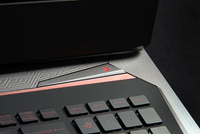 Podsvietená klávesnica, kvalitné materiály a ostré línie. Nič podobné v segmente lacných notebookov nenájdete.