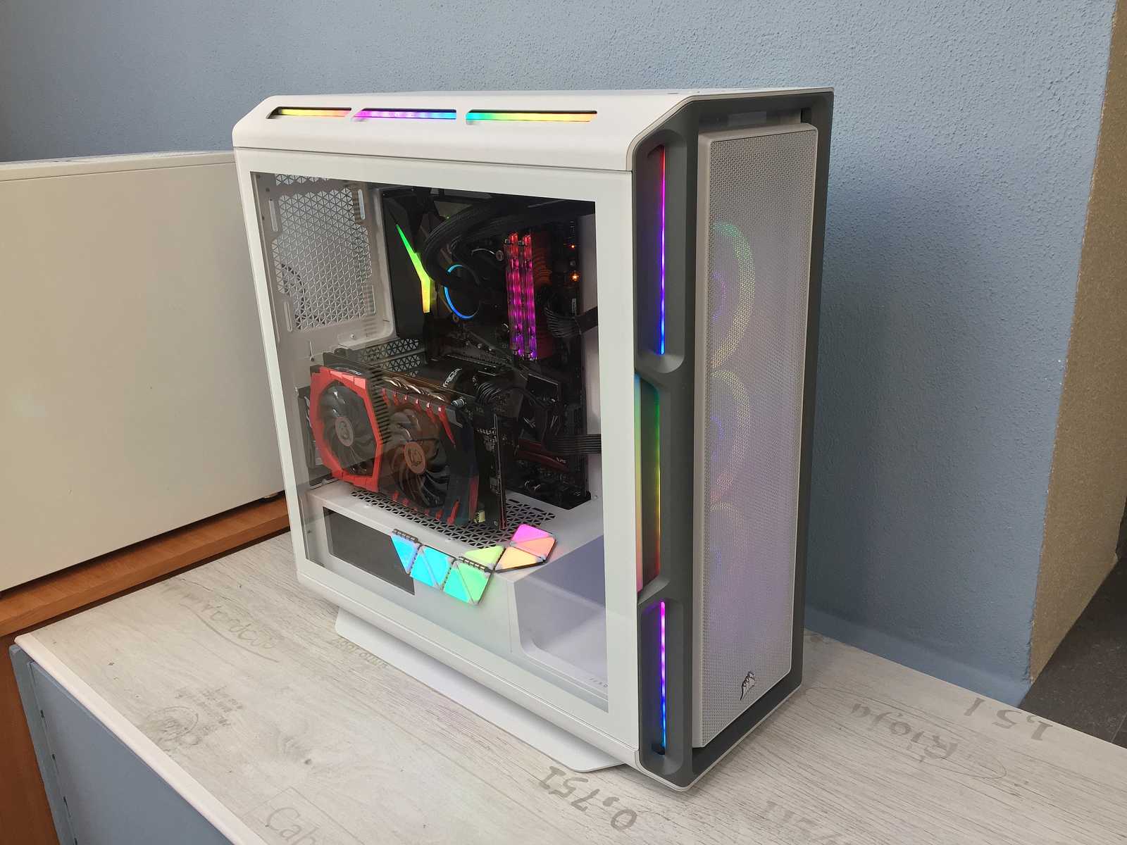 Test skříně Corsair iCUE 5000T RGB: 14 kilo oceli, skla a spousta LED