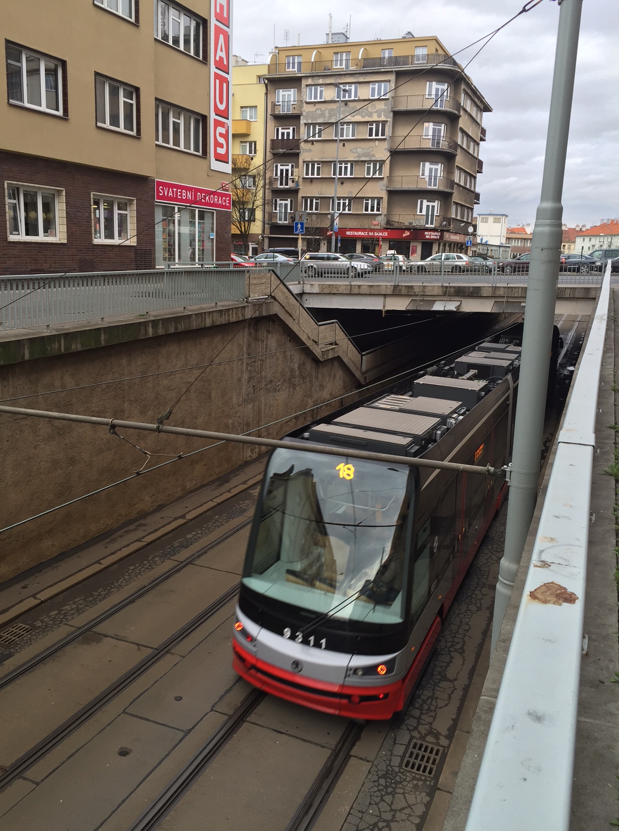 Mimoúrovňové křížení tramvaje a magistrály i s podchodem. Žádný pětisekundový sprint není nutný!