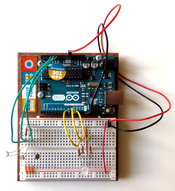 Jeden z ukázkových projektů Arduina. RGB LED, kde je intenzita každé barvy řízena fotorezistorem.