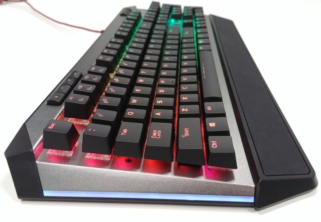 Mechanika Viper V765: nové spínače míří na ticho