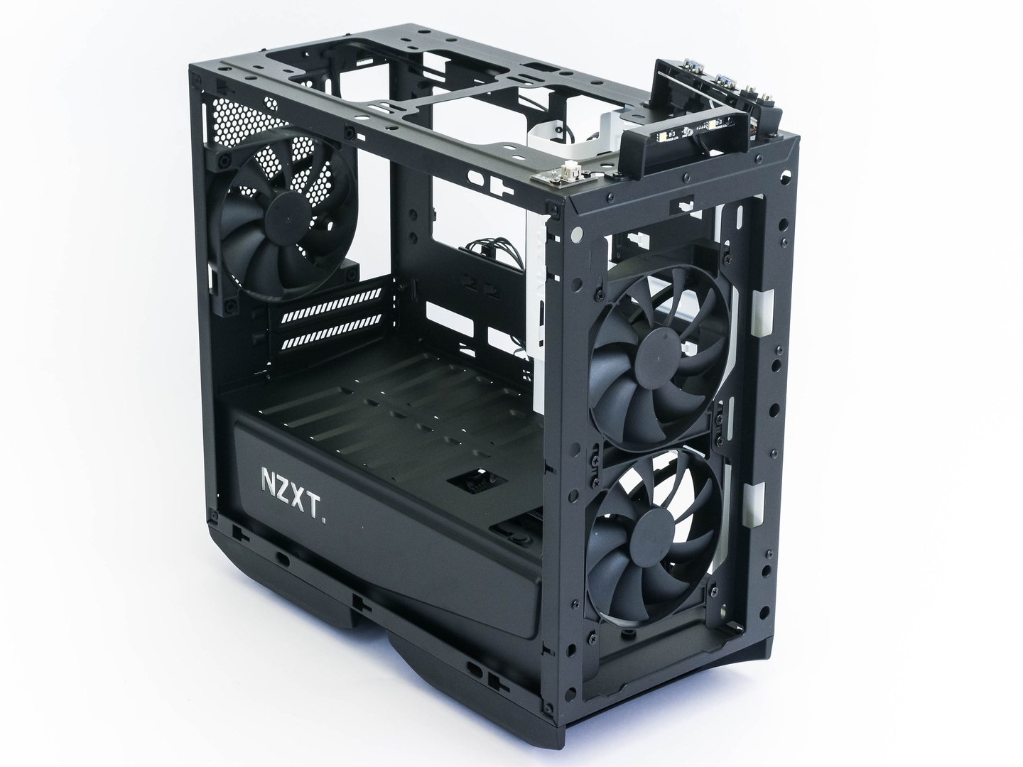 NZXT Manta: Malá skříň pro velké monstrum