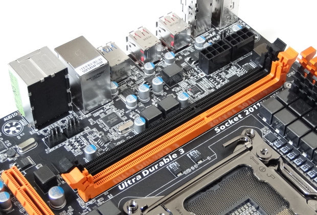 Gigabyte X79-UD7 – nejvyšší model, ale na konkurenci nestačí