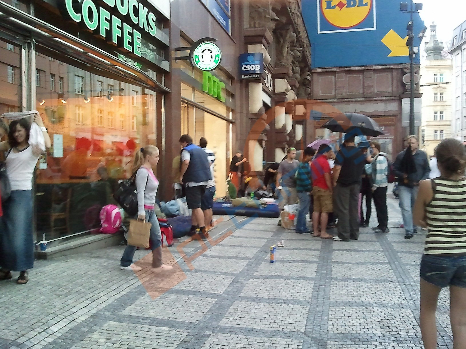 Kvůli slevě na mobil HTC 3D Evo 100 lidí nocuje v Praze na ulici