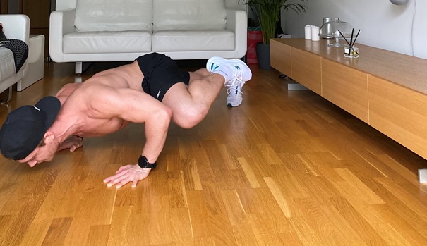 Zacvičte si s Honorem: výrobce odstartoval online workout se známým fitness trenéry