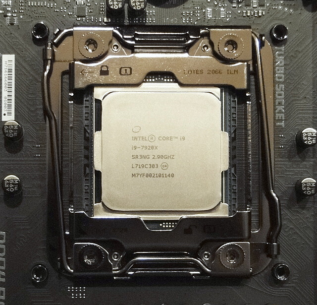 Intel Core i9-7920X: Dvanáct jader Skylake-X v testu