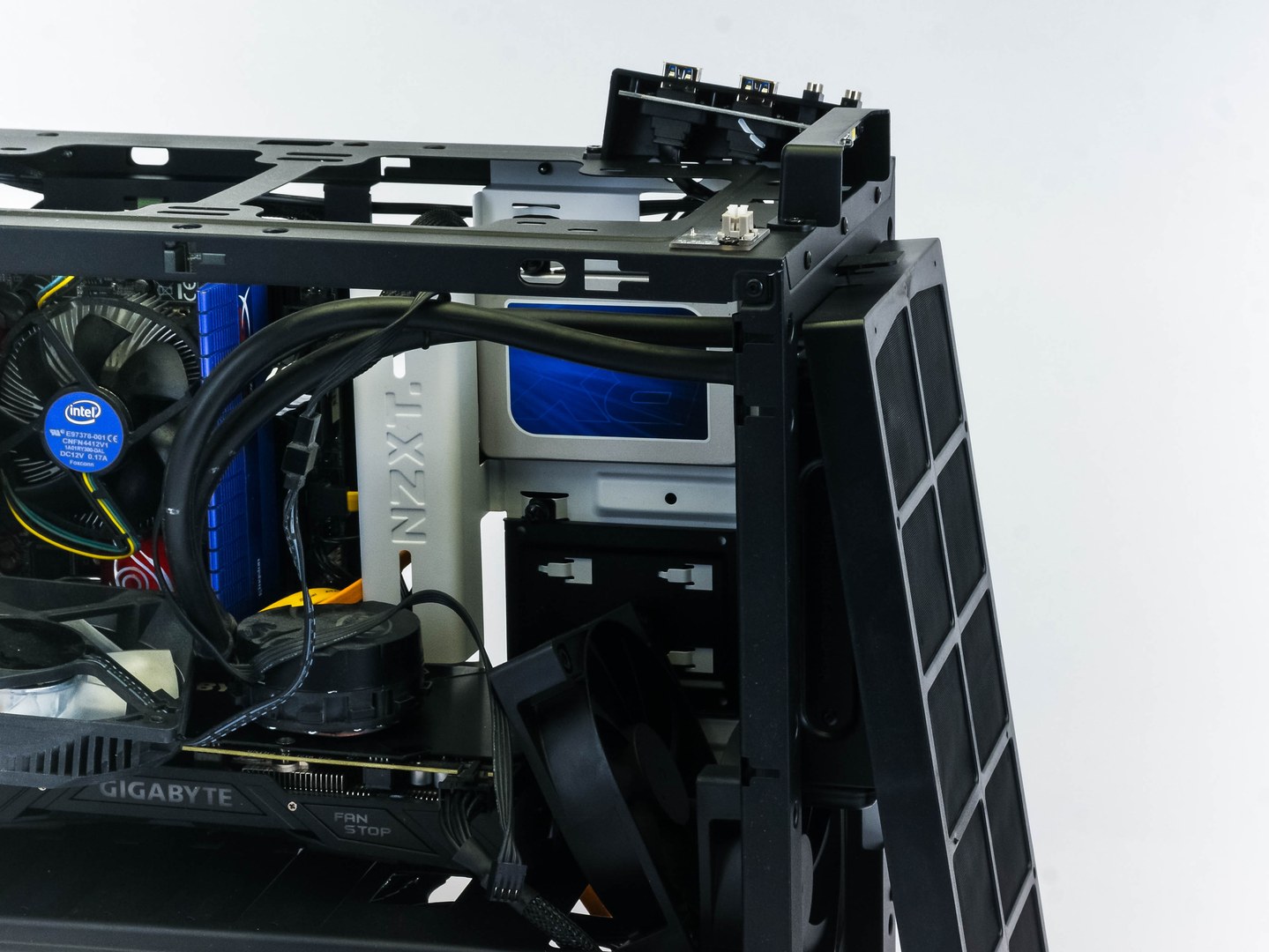 NZXT Manta: Malá skříň pro velké monstrum