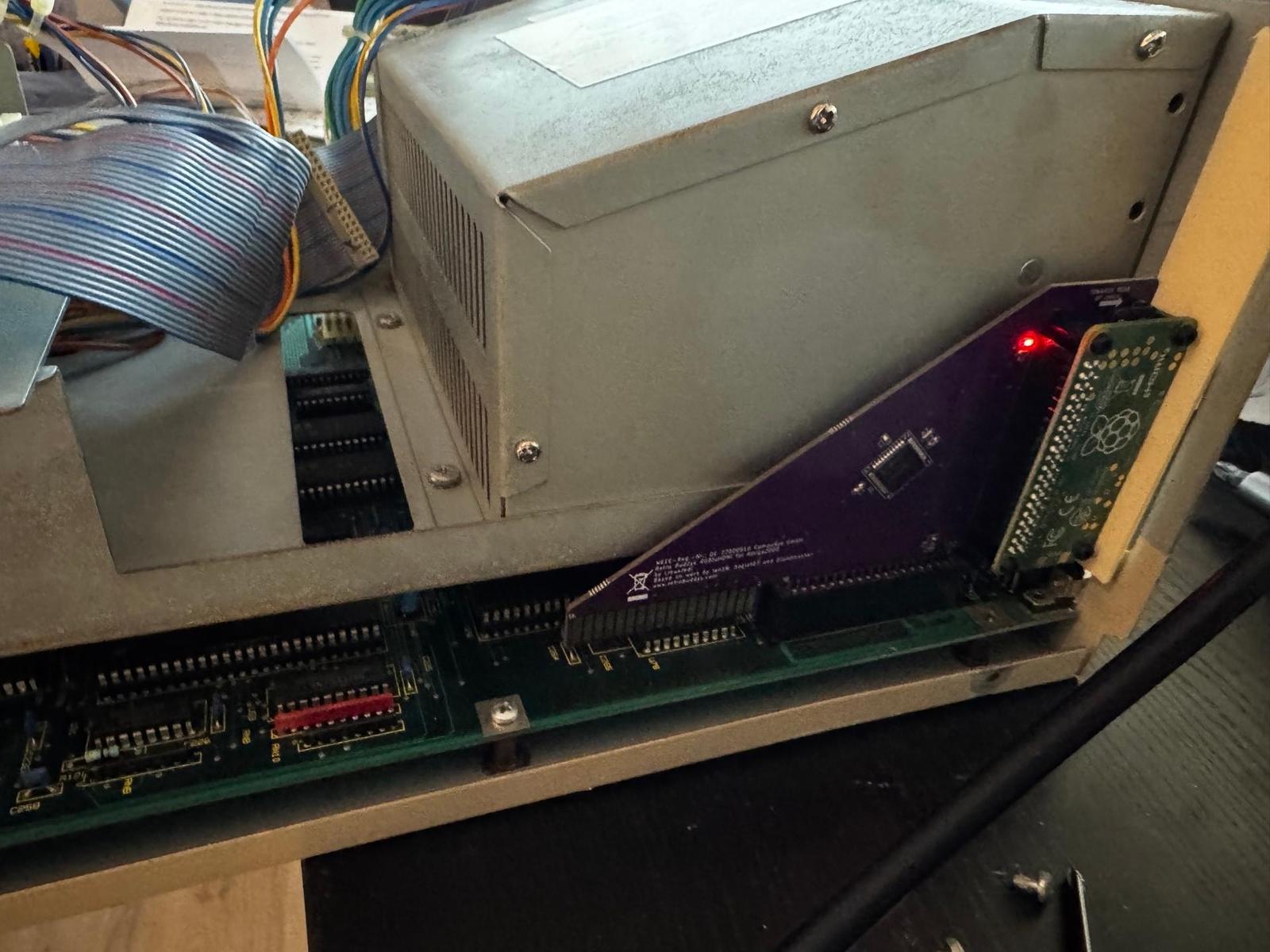 Videoslot na verzi A základní desky je omezený, zde je vidět, jak moderní emulátor scandoubleru tak nějak nemá kam zapojit druhou sérii pinů. Pochopitelně tím pádem funguje blbě. Pro verzi A se musely dělat speciální varianty těchto zařízení