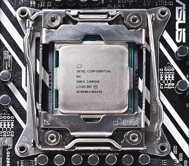 Intel Core i9-7980XE: Osmnáct jader Skylake-X v testu