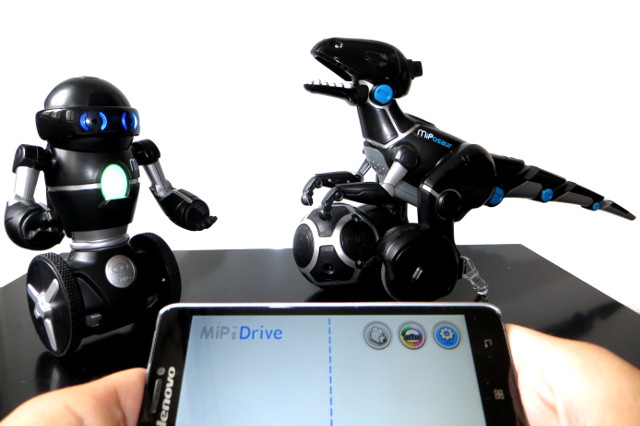 Oba roboty je možné skrze Bluetooth spojit s chytrým telefonem či tabletem.