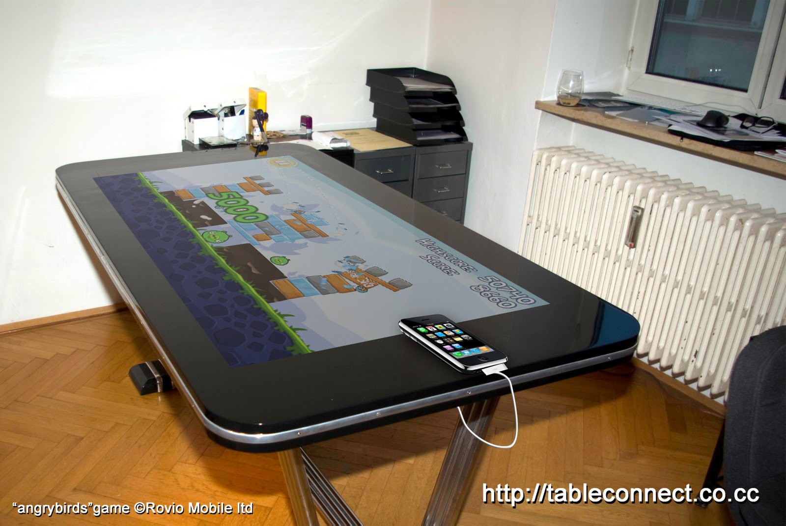 Table Connect: iPhone ovládaný pomocí 58palcového LCD displeje [video]