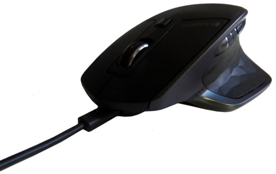 Logitech MX Master se zapojeným nabíjecím kabelem.