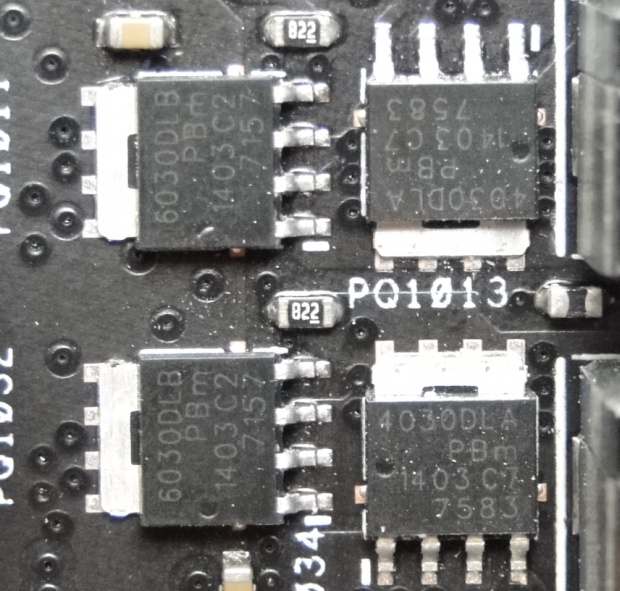 MOSFETy od NXP v obvodu pamětí jsou shodné s těmi u napájení CPU