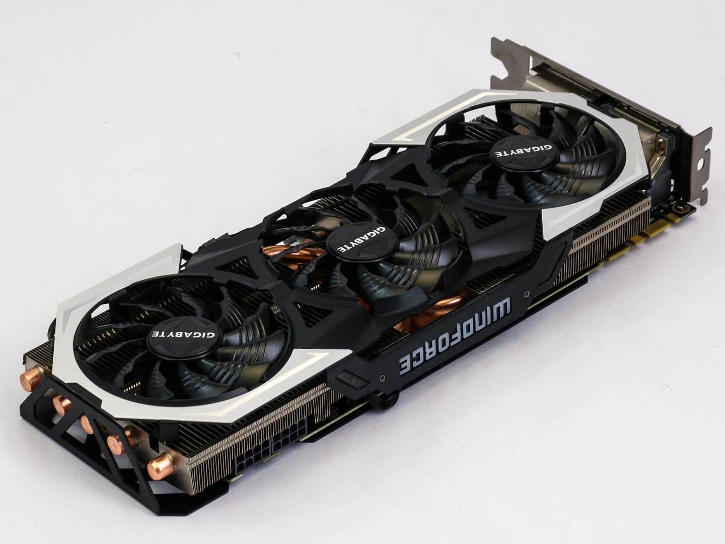 Gigabyte GTX 980 Ti Gaming: Jak běží GeForce na plný plyn