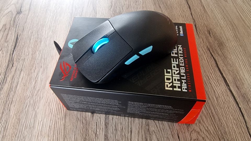 myš Harpe Ace není zrovna fotogenická, ale má jiné výhody