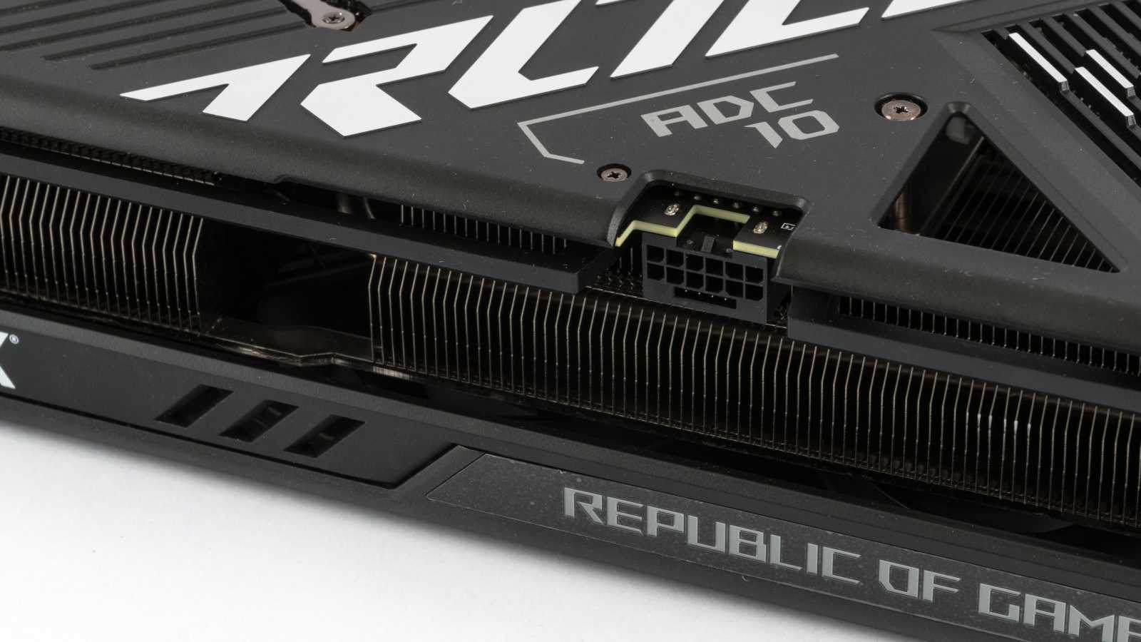 Asus ROG Strix GeForce RTX 4070 Ti OC Ed. O12G: Když vám normální karty nestačí