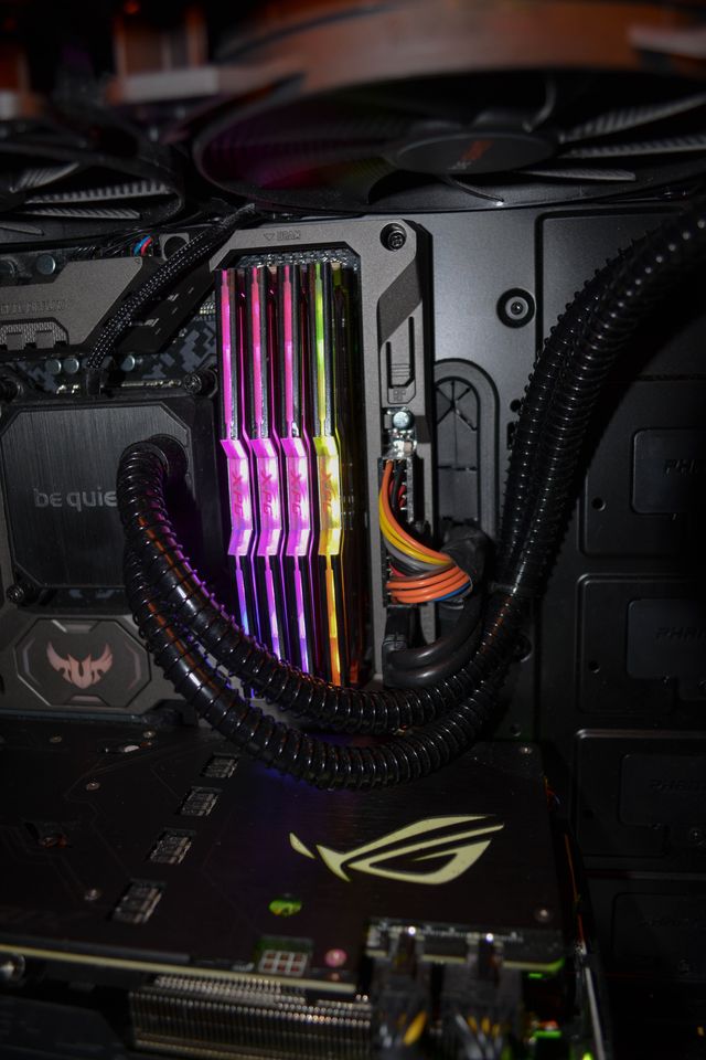 Test pamětí DDR4 Adata Spectrix: 32 GB s RGB LED pro Aura