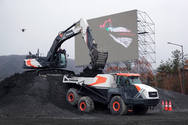 Doosan Infracore představuje bezobslužná a automatizovaná řešení pro stavební průmysl: od průzkumu pomocí dronů po autonomní provoz strojů