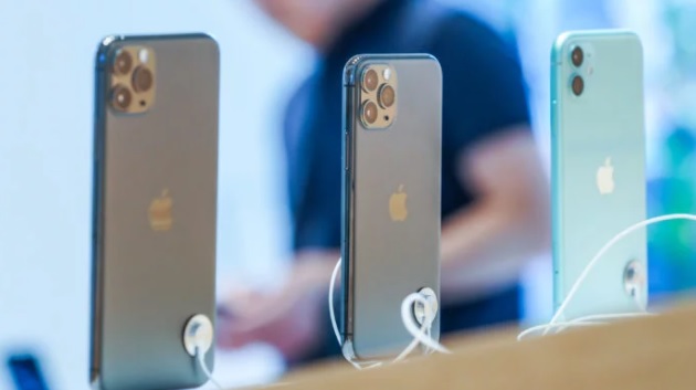 Apple nedá sluchátka a nabíječku ani ke starším iPhonům