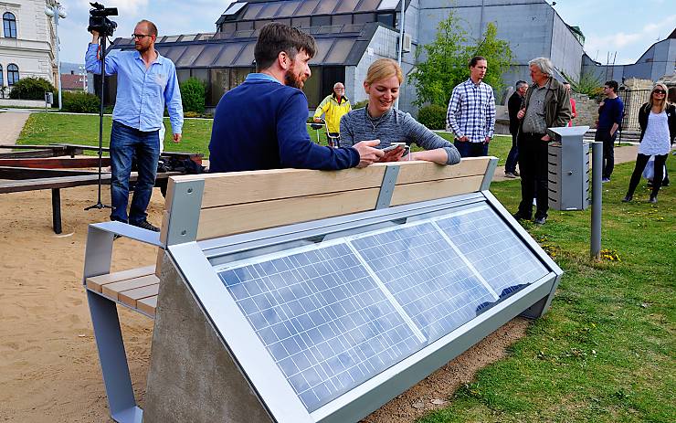 První českou chytrou solární lavičku najdete v Litoměřicích 