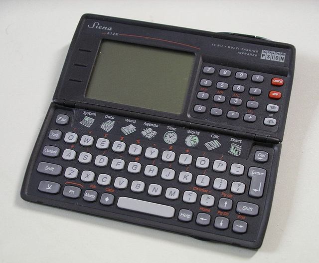 „Psion Siena 512k 4f08“ od Snowmanradio Vlastní dílo. Licencováno pod GFDL via Wikimedia Commons.