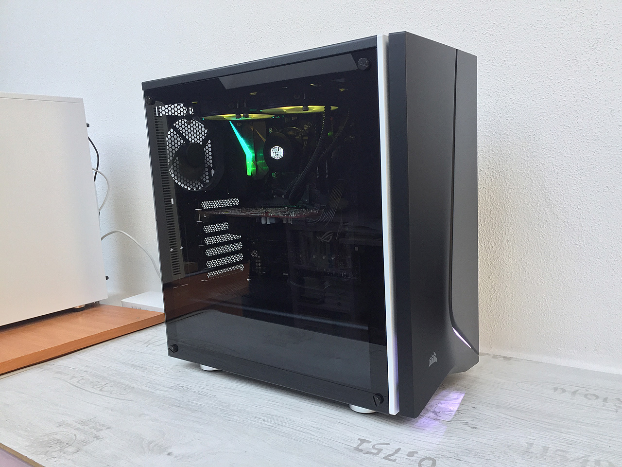 Corsair Carbide Series SPEC-06 RGB – ATX skříň s jizvou na tváři