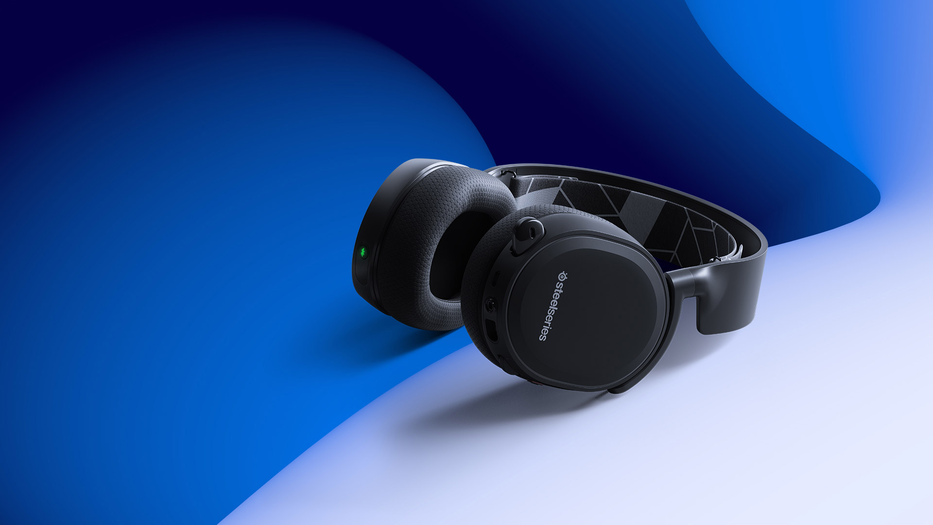 Nová verze headsetu SteelSeries Arctis 3 umožňuje připojení přes kabel i Bluetooth 