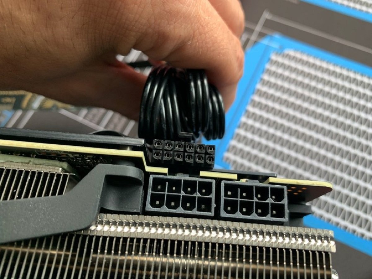 Nvidia 12-pin je menší než 8-pin