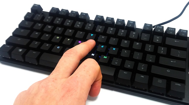 Roccat Suora FX: mechanická s RGB LED a bez rámečku