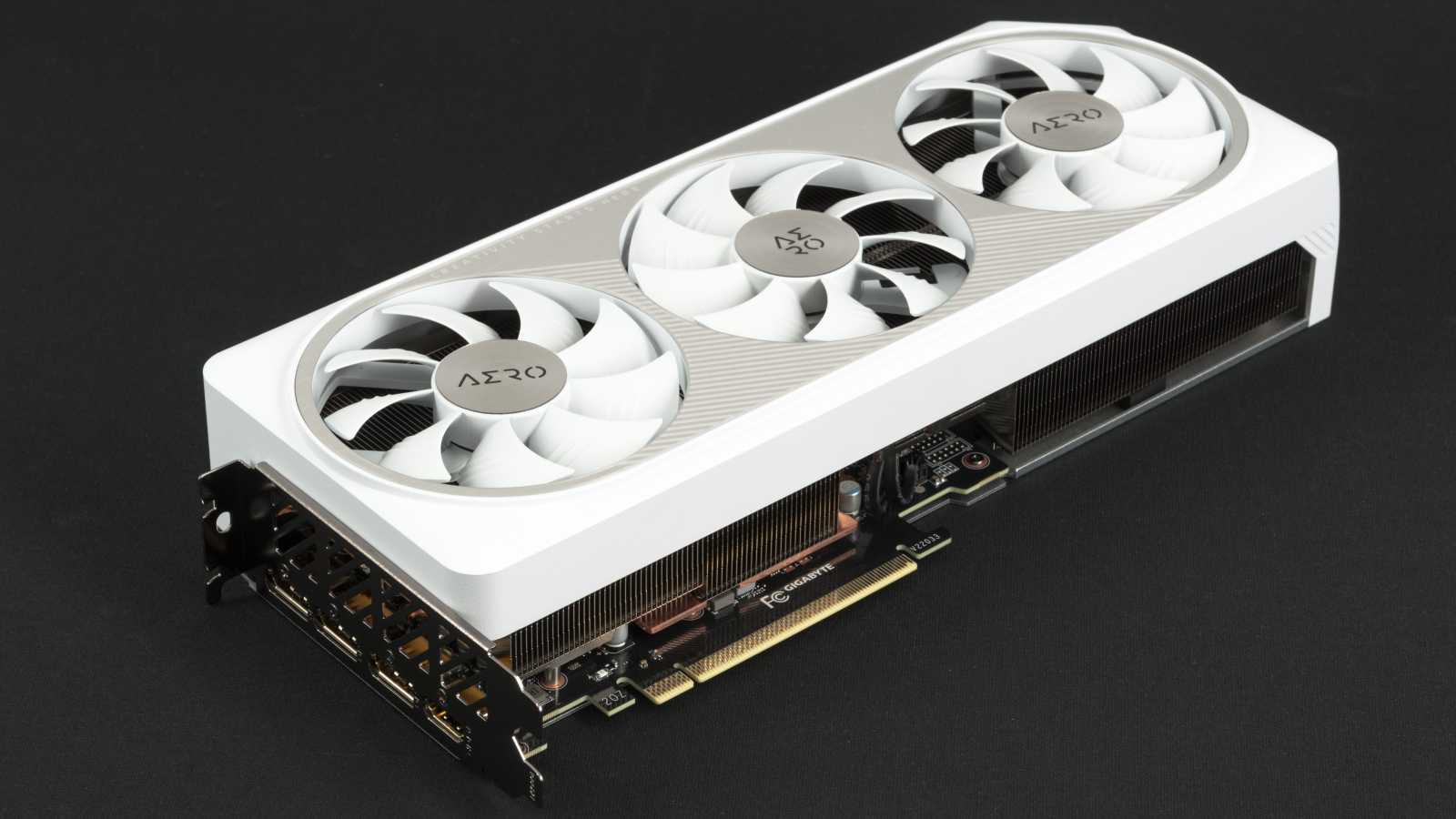 Gigabyte GeForce RTX 4070 Aero OC 12G: Tichá a úsporná