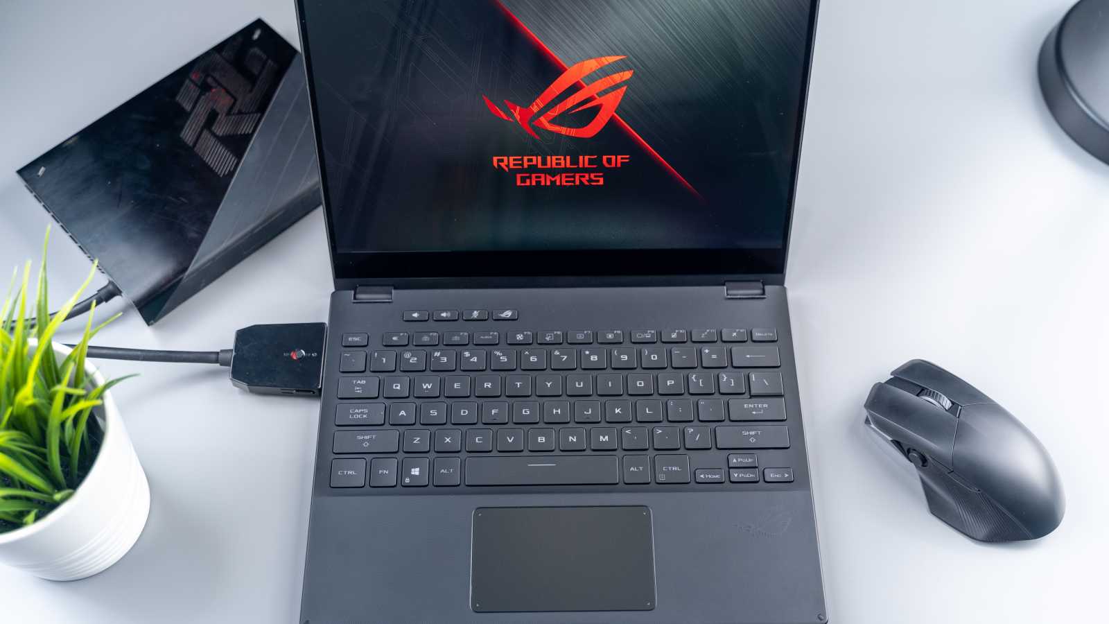 Asus spouští prodej herního notebooku ROG Flow X13