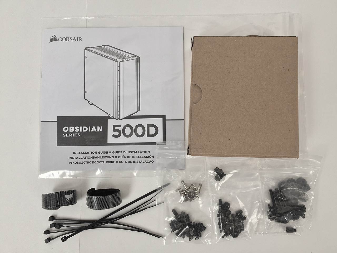 Corsair Obsidian Series 500D – ikona se skleněnými křídly