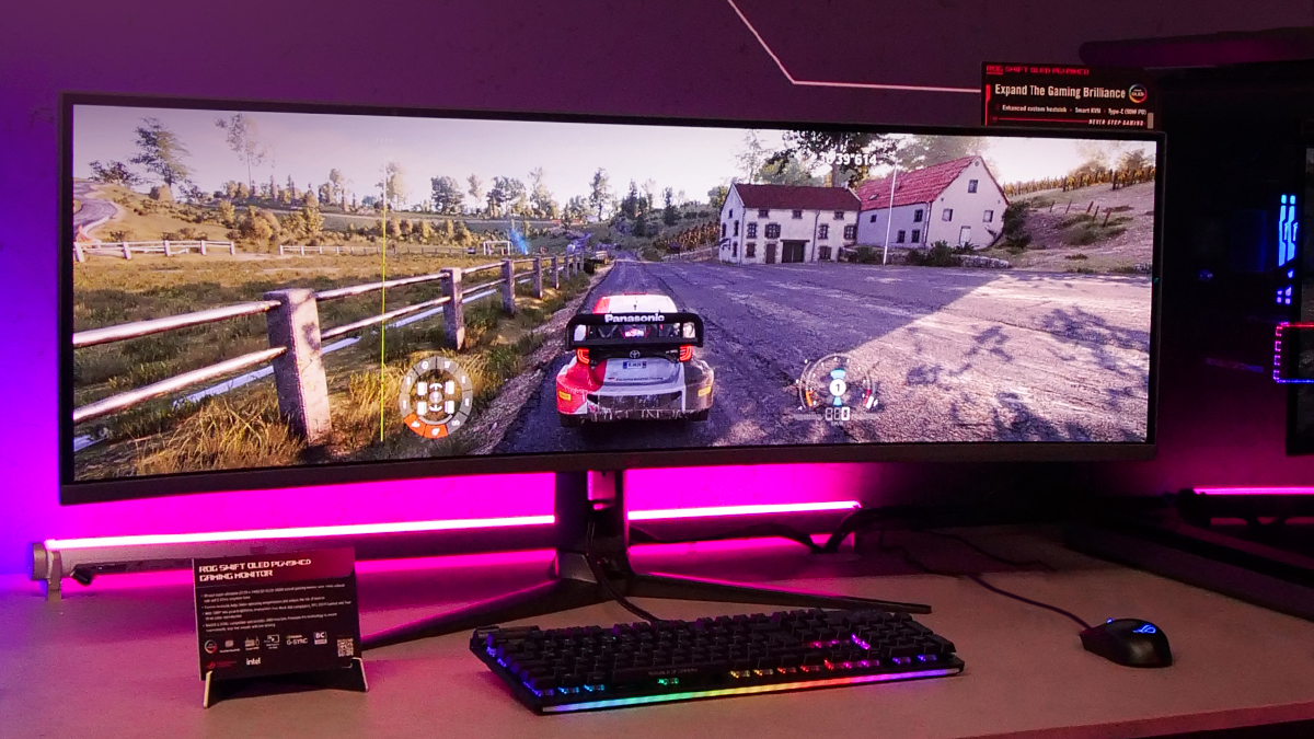 Monitor přes celý stůl, počítače bez kabelů a další novinky Asus z výstavy Gamescom