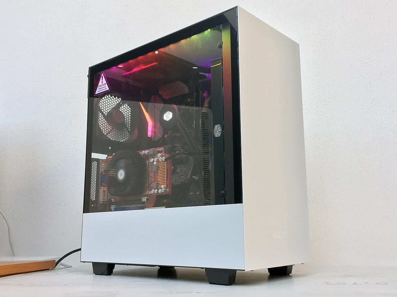 NZXT H500i – jednoduchá, chytrá a pohledná ATX skříň