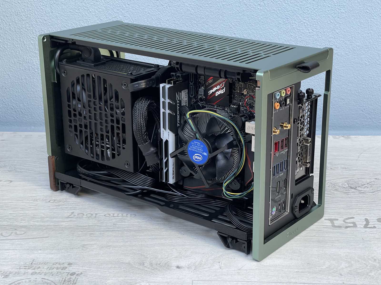 Test skříně Fractal Design Terra: malá skříň pro velké karty