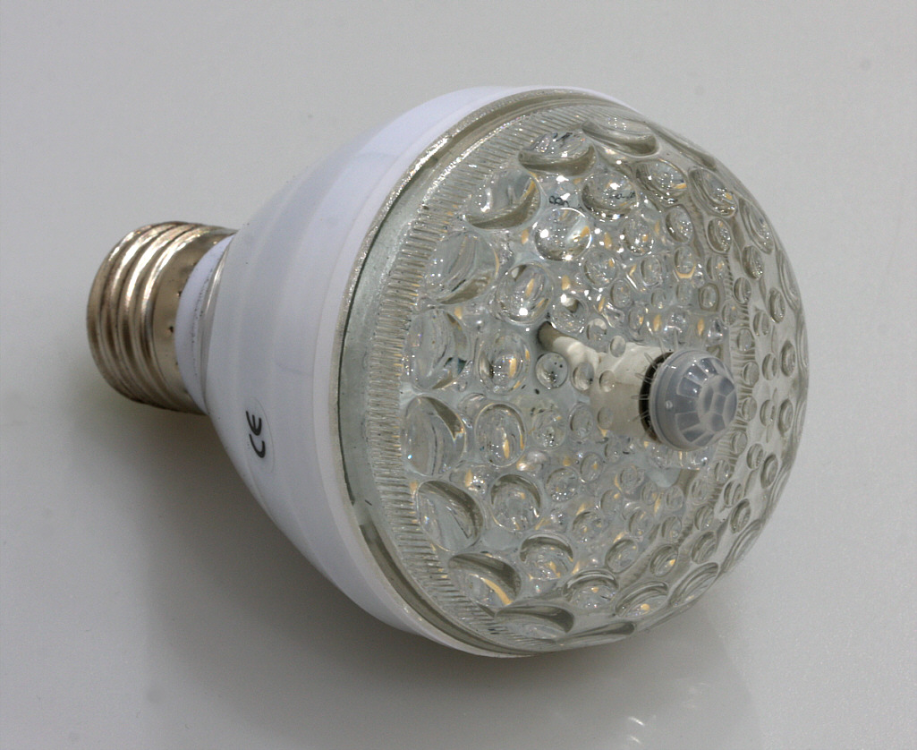 Klasickým žárovkám zvoní hrana – test tří LED žárovek s PIR
