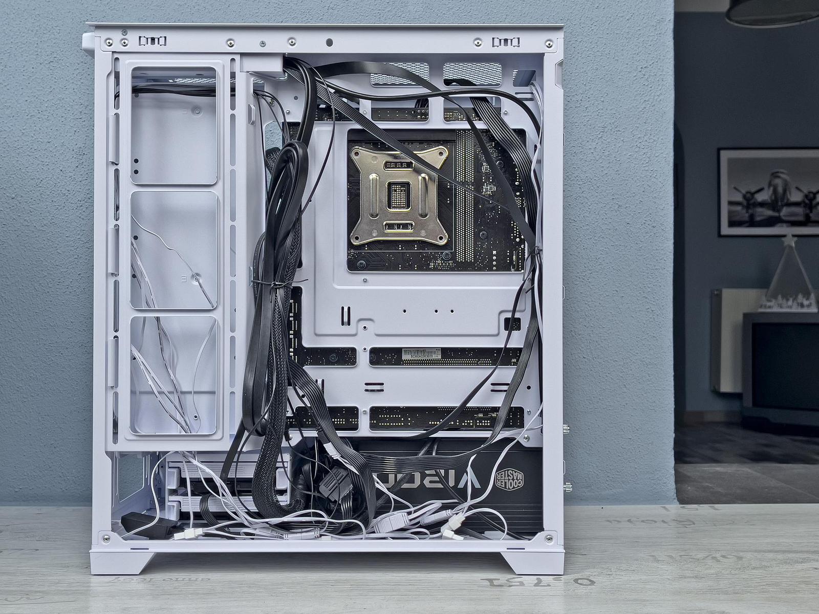 Test skříně XPG Starker AIR BTF – atraktivní vzhledem i cenou