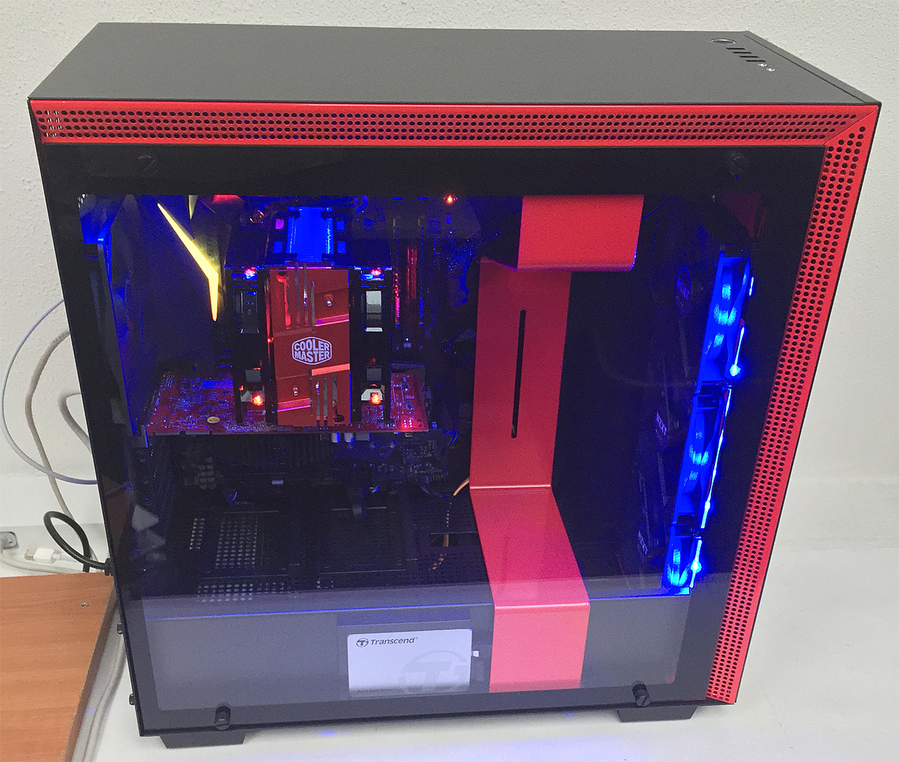 NZXT H700i: může být počítačová skříň chytrá?