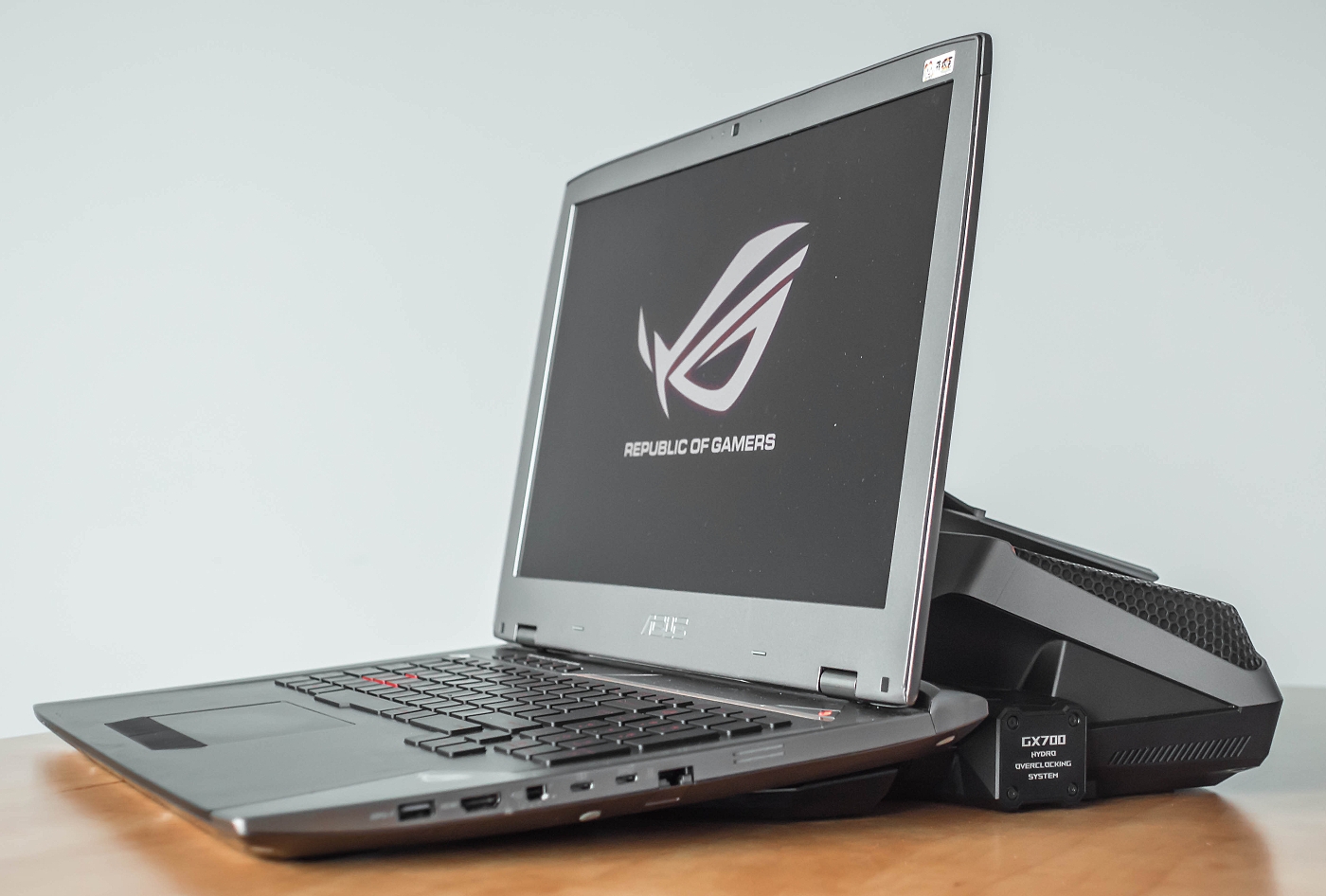 Preview ASUS GX700: Vyzkoušeli jsme notebook s vodníkem