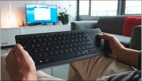 Logitech K830 Illuminated Keyboard – klávesnice pro snadné ovládání vaší Smart TV