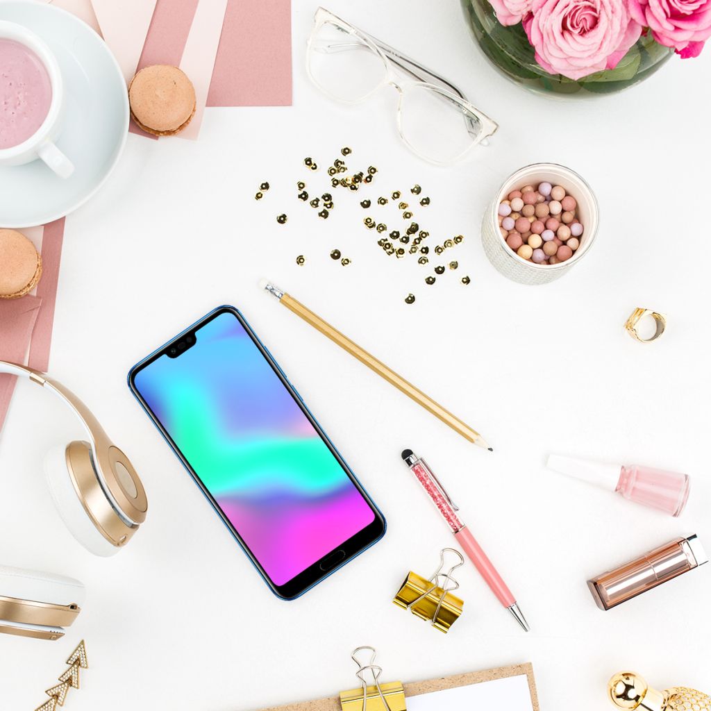 Honor 10 oficiálně představen! Má skvělou cenu a duhový design s výřezem