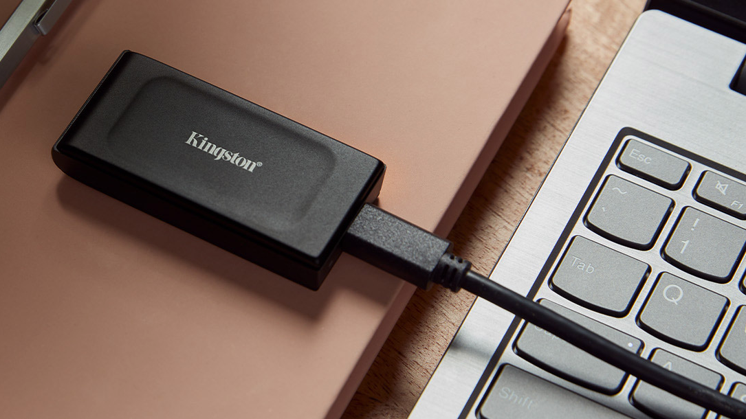 Recenze Kingston XS1000: 2TB SSD o velikosti klíčenky. Vyhrajte 1TB varianty