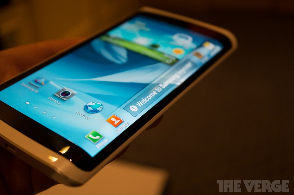 CES 2013: Samsung ukázal prototyp telefonu se zahnutým OLED displejem
