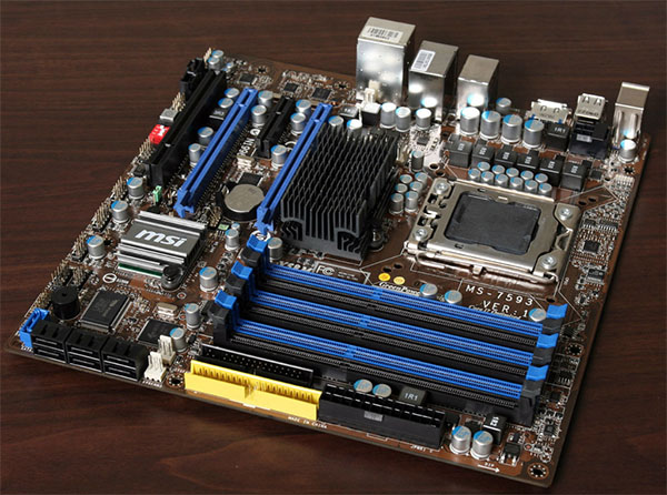 X58 v Micro-ATX formátu