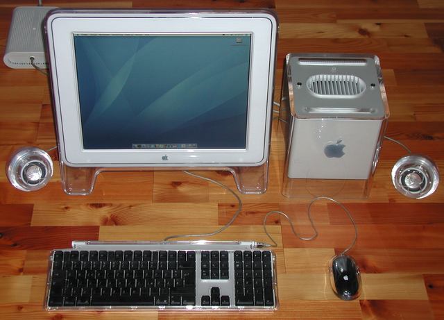 „PowerMac Cube“ od User:Uelef Vlastní dílo. Licencováno pod Volné dílo via Wikimedia Commons.