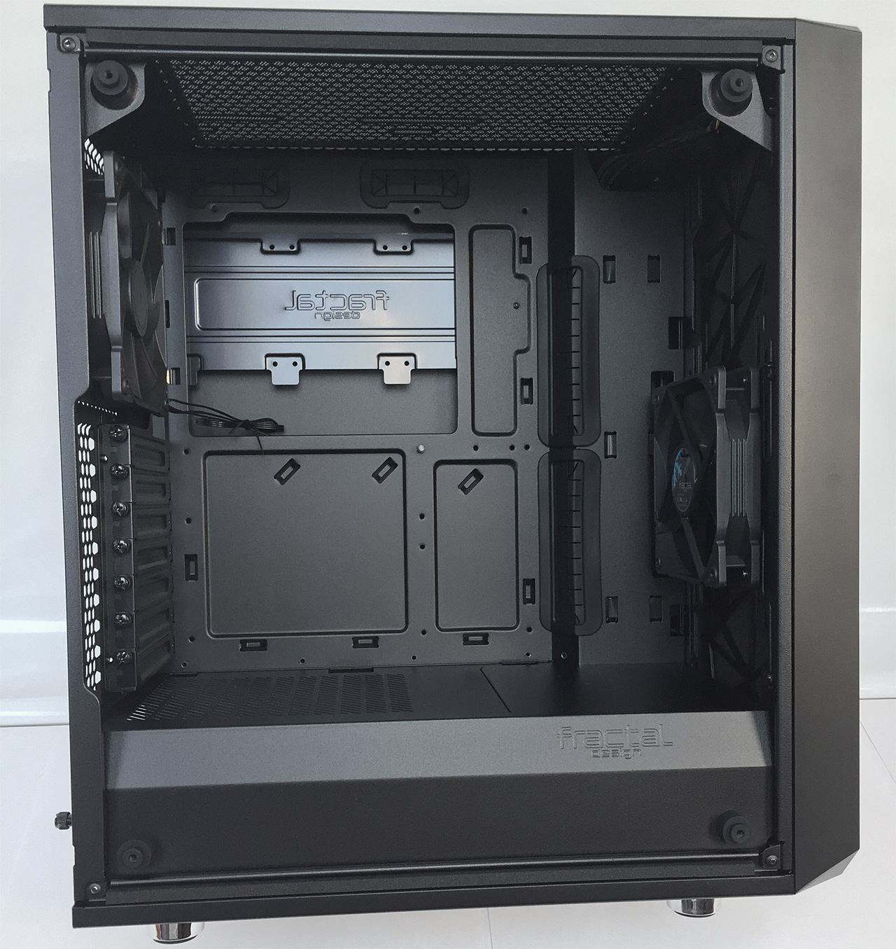 Fractal Design Meshify C: inspirace prvky stealth